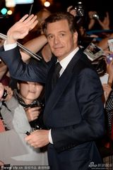 组图：《魔鬼绳结》首映 威瑟斯彭性感露乳沟