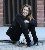 组图：阿尔芭一家公园游玩 一对女儿活泼可爱