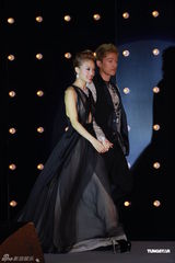 组图：容祖儿透视装助阵新片首映 谢霆锋捧场