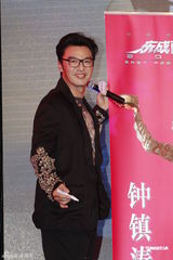 组图：《东成西就》深圳宣传 黄奕白发造型亮相