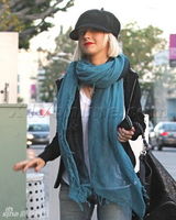 幻灯图集：克里斯蒂娜有惊无险 撞车后依旧购物