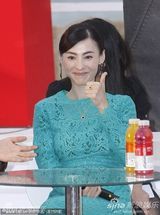 组图：张柏芝亮相变握手会 绿裙优雅难掩膝盖伤痕