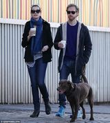 组图：海瑟薇与老公恩爱遛狗 举饮料调戏狗仔