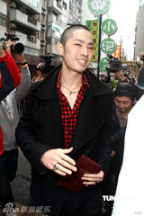 幻灯图：吴建豪小平头亮相 坦陈公司员工涉毒问题