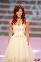 组图：港姐总决赛低胸白裙开场 舞台梦幻唯美