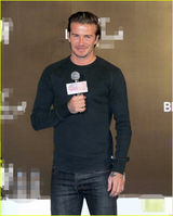 组图：小贝学爱女咬手指 女粉丝获签名内裤兴奋