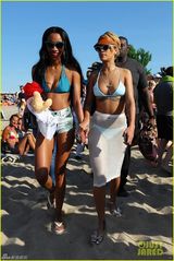 组图：蕾哈娜比基尼度假大秀八字奶翘臀傲人