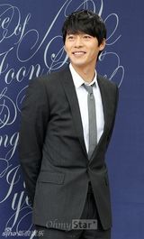 组图：申贤俊娶小12岁娇妻 玄彬张东健到场祝贺