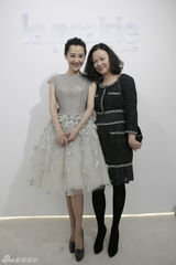 组图：许晴真空装性感出位 小辫头俏皮动人