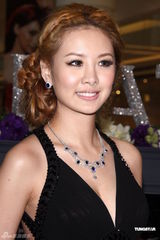 组图：安心亚露美背剪彩 柴智屏劝Makiyo安心工作