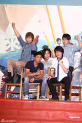 组图：五月天献爱心助学贫困孩童