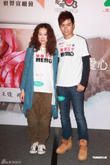 组图：张敬轩王菀之探访肯尼亚深受触动