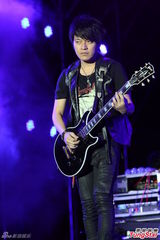 组图：五月天西岸音乐节开唱 女粉丝激动昏倒