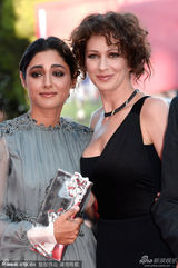 组图：地平线单元评委拉帕波特黑裙亮相红毯