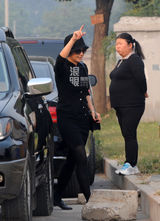 组图：蒋雯丽接儿子放学 给儿子同学拍照片