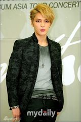 组图：JYJ金在中个唱激情 敞上衣露点显妖娆范