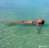 组图：米兰达海滩写真曝光 双乳粘沙陶醉性感