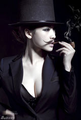 高清：柳岩八字胡反串达利 雌雄同体为西班牙队助威