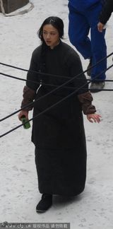 组图：《三城记》汤唯变俏村姑 与刘青云配戏