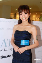 幻灯图：傅颖杨爱瑾低胸装现身分享护肤心得