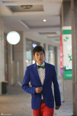 组图：宋珉宇撞色写真展时尚气质