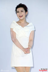 组图：Selina被夸变瘦开心 胳膊伤痕仍明显