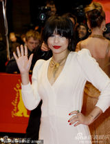 高清：《仰天长啸》首映 导演维多利亚被面具男抱起