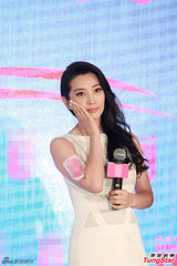 组图：李冰冰白色紧身裙亮相 秀丽卷发光彩照人