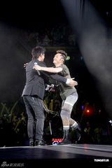 组图：草蜢举办成军25周年演唱会 古天乐站台捧场 