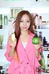 组图：崔秀靖等韩星清新装束现身上海CBE