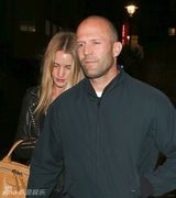 组图：斯坦森夜游体力好精神旺 女友罗西显疲惫