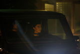 组图：深夜范冰冰京郊收工 驾车亲自送助理回家