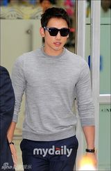 组图：韩星Rain结束中国活动返韩引市民围观