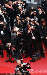 幻灯：《法外之徒》首映 谢丽尔侧面“露肉”秀身材