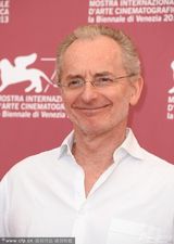 组图：《继续活着》发布会 琼安着红裙手舞足蹈