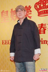 组图：谢霆锋出席英皇春茗 姗姗来迟拒受访