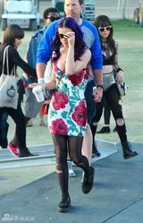 组图：凯蒂佩里花裙紫发亮相 烟不离手似太妹