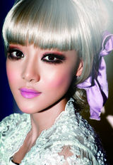 高清组图：邓家佳化身圣诞超人 演绎节日别致妆容