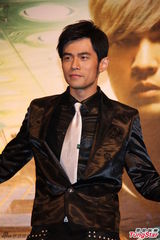 组图：周杰伦帅气亮相庆功宴 自曝秀腹肌靠打光