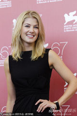 《巴尼的人生》记者会  女演员罗莎蒙德和男星谈笑