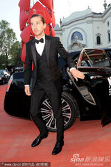 组图：罗伯特雷德福白衣潇洒 希亚-拉博夫黑装帅气