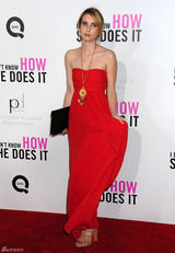 高清图：艾玛-罗伯茨抹胸裙亮相 和奥利维亚斗艳