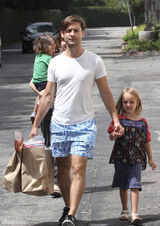 组图：托比-马奎尔牵女儿游玩显父爱满满