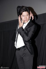 组图：日星铃木亮平宣传新片 与本裸男斗舞