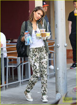 组图：阿尔芭边打电话边端水 手忙脚乱无人帮忙