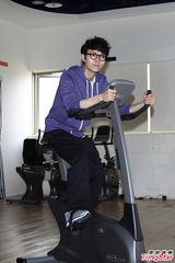 组图：方大同展现运动细胞 安心亚亲手喂汤补身