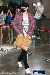 组图：SJ少女时代亮相机场将赴日演出