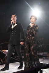 组图：汪明荃助阵关菊英演唱会 黄日华陈豪献唱