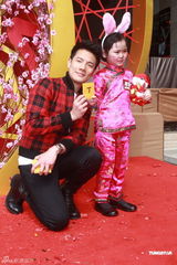 Angelababy熊抱财神爷 丁子高叹杨千嬅无暇造人(图)