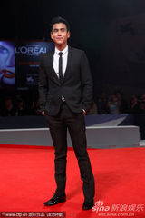 组图：威尼斯美裙盘点 休闲靓丽vs性感妖娆